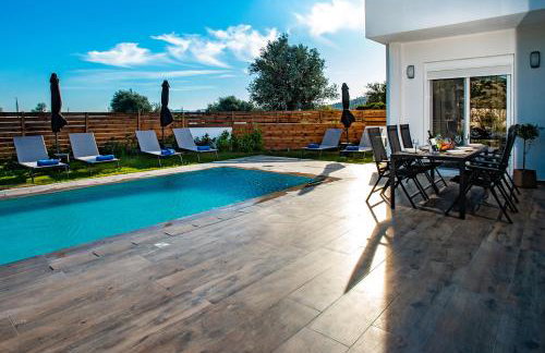 Rosemary Rhodes Villa - Photo 1