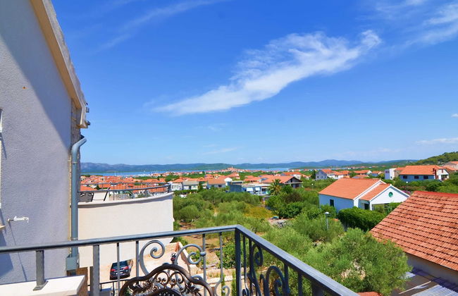 Modish Apartment in Murter with Hot Tub - Foto 24