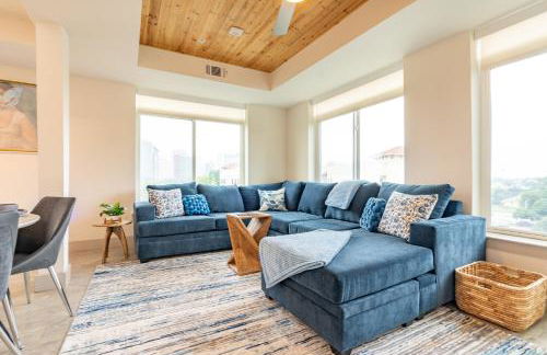 RiverWalk PentHouse Oasis w/Free Parking Gym Pool - Photo 5