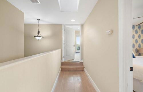 Oceanview Luxe Retreat with Rooftop - Foto 22