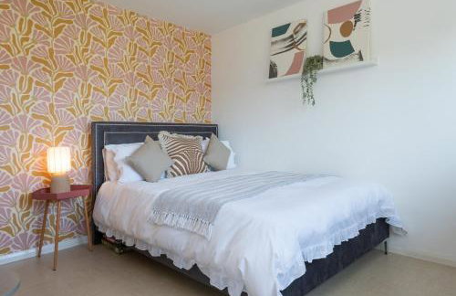 #30 Cozy & Stylish Studio Retreat - Near Odds Farm Park - Sleeps 2 - Perfect for business travelers and Couples - Free parking - Foto 6