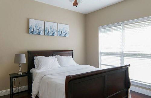 Quiet 3BR Escape, 4 TVs, Kitchen, Parking -F- - Foto 15