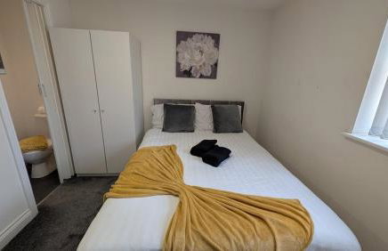 Large Modern House With Private Parking - Photo 136