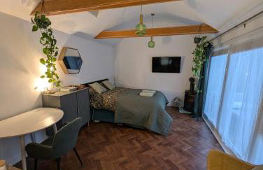 Stylish central Horsham residence with parking and hot tub - Foto 20