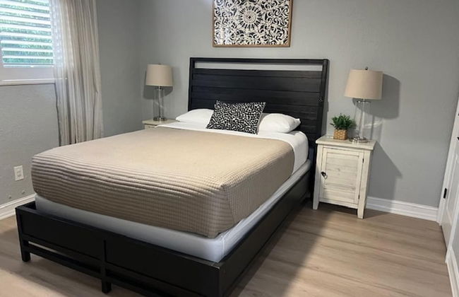 Stunning 3-bed House in Hollywood With hot tub - Photo 4