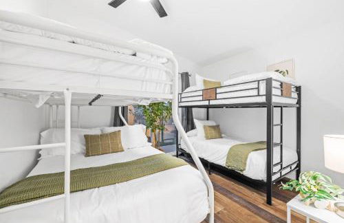 Dog-Friendly House with Hot Tub, AC, Game Room - Photo 35