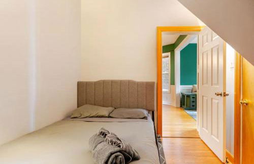 2 Bed Apt w/ Office, Free Parking, Near Wrigley - Foto 27