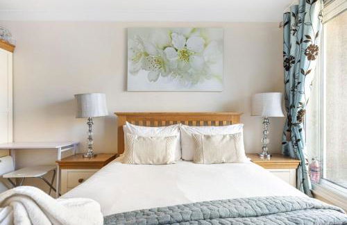 GuestReady - Relaxing Ensuite Room with Balcony - Foto 9