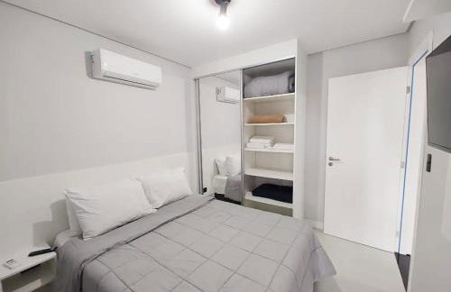 Apto com lazer completo, piscina, ar, mercadinho e pet friendly a 1 min da praia - Photo 4