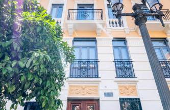 Well Lit and Creatively Designed Apartment - Photo 35