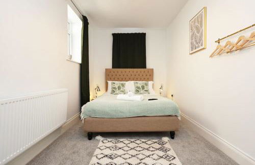 Modern 3 Bed - M4 ACCESS - Wi-Fi - Photo 55
