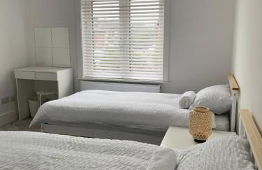 Iris Home in Southsea FREE street parking and pets welcome - Photo 2