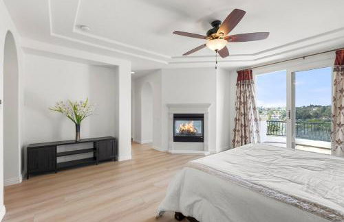 Spacious Luxury home in Gated Community with Resort Pool & Scenic Views - Photo 30