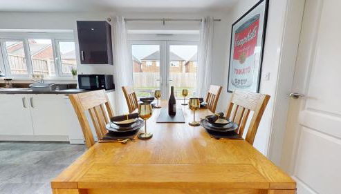 Rare find - new build 3 bedroom house near Cheshire Oaks - Foto 2