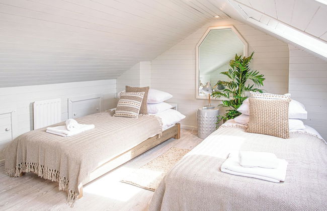 Stunning Townhouse with Large Garden - Photo 8