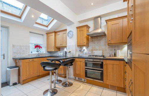 Sleeps 5 - 3 Bedrooms - walk to the square hosted Happy Valley cast - Foto 7