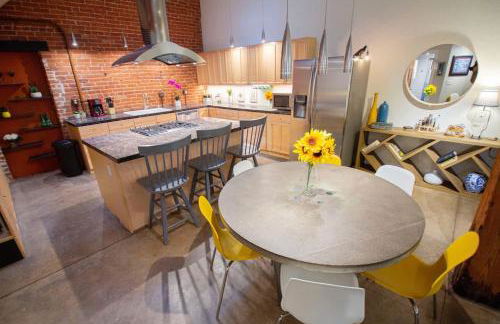 Trendy Modern Loft in Rino Art District - Photo 17