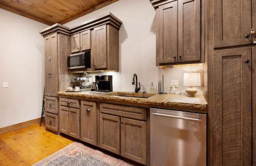 Copperline Lodge - Luxury Creekside Retreat - Creekside Views, Hot Tub, Game Room, Outdoor Fireplaces, Chef Kitchen, Fire Pit - - Foto 20