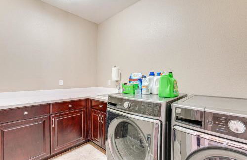 4 Mi to The Streets of Brentwood Home with Fire Pit - Foto 22