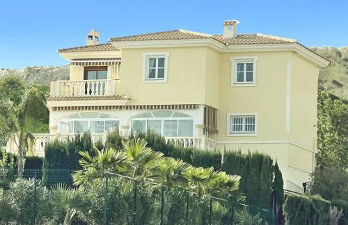 6 Bedroom Luxury Villa, Jacuzzi & heated pool 18 guests - Foto 1