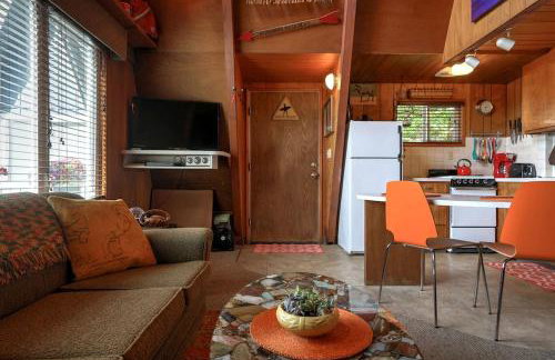 Charming A Frame Nestled Amidst Trees in Otter Rock, Oregon - Foto 8