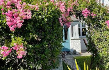 Lovely Cottage by Coastal Footpath & Surf Beaches! - Photo 6