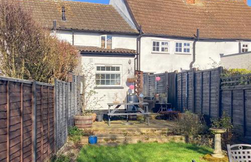 Sunny Meadow Cottage - Photo 1