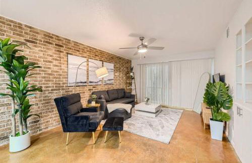 Walkable Dtwn 2B Getaway - Sleeps 5 - Pool, Prkg - Foto 9