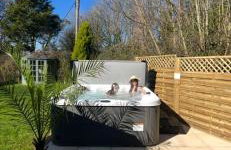 Stunning cottage with hot tub - Photo 2