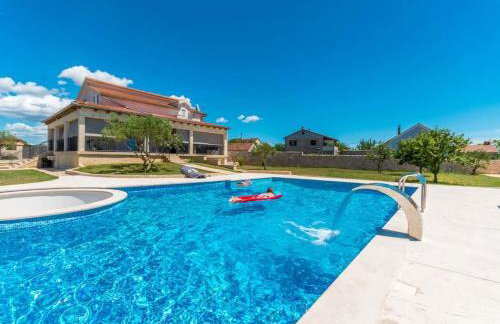 Family friendly house with a swimming pool Gornje Rastane, Biograd - 24616 - Foto 1