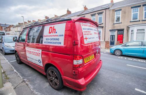 Free Parking, Ideal for Long Term Contractor, etc Stays, Regular Housekeeping Option, 10 min Walk from Beach and Metro 15-20 min Drive to Nissan & Newcastle - Dwellcome Home Ltd 2 DOUBLE Bedroom 3 Bed Apt, Fast WIFI - See our Site for Assurance - Foto 5