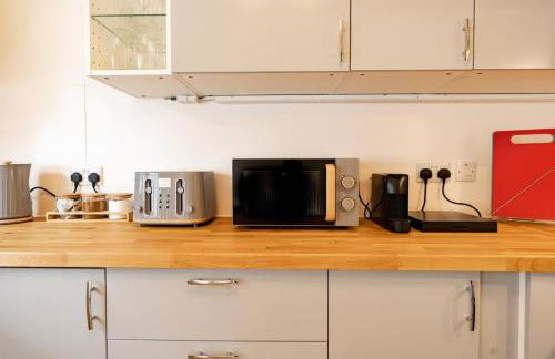 Great 3 bed Handbridge home Sleeps 6 EV Charger - Photo 16