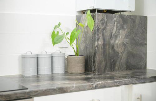 Silver Pines - 2BR - King Bed - 6 Guests - Wi-Fi - Free Parking - Foto 29