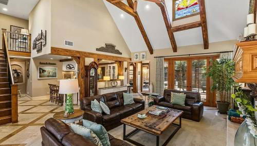 Enchanting French Inspired Chateau with Beach Club! - Foto 3