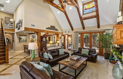 Enchanting French Inspired Chateau with Beach Club! - Foto 3