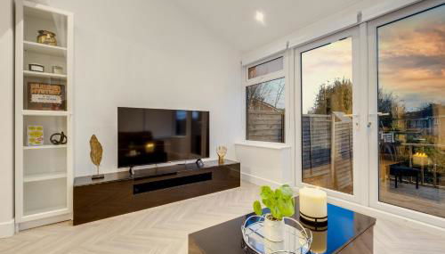 Luxury Cozy 2 bed house hot tub family friendly business traveler family of 4 - 6 with parking close to Birmingham city centre , M6 , Aston univerity , Great Barr Birmingham - Foto 4