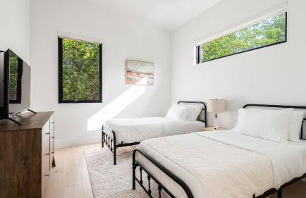 Stylish Home with Firepit Balcony Steps from Austin’s Best Near Rainey St Lady Bird Lake Downtown The Ashlee by AvantStay - Foto 26