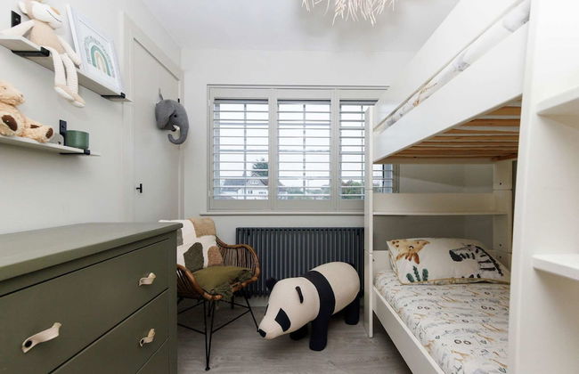 Stylish 4 Bed Home Close to Beach - Foto 34