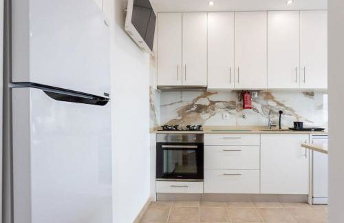 Almada Lisbon em frente dos transportes públicos - Foto 17