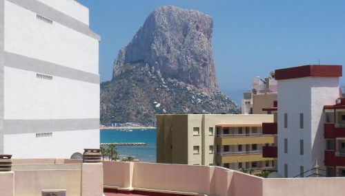 Ático centrico, 50m de la playa, vista al mar y al Peñon, gran terraza, parking, wifi fibra - Photo 2