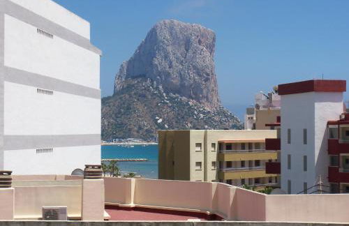 Ático centrico, 50m de la playa, vista al mar y al Peñon, gran terraza, parking, wifi fibra - Photo 2