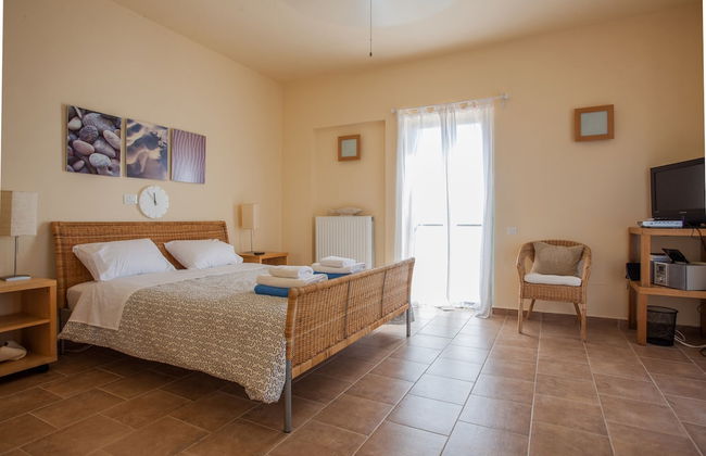 Absolute Villa by Stylish Stays - Photo 10