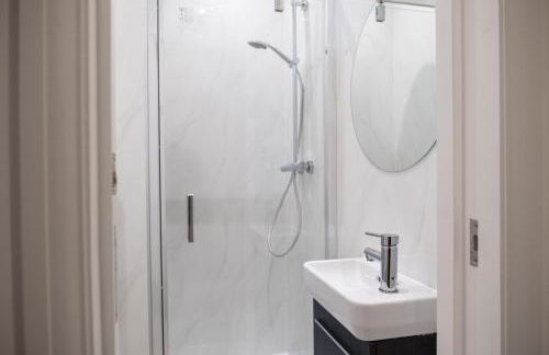 Group Friendly 2 Bed 2 Bath FREE PARKING for 2 Large Vans or up to 4 Cars Zone 2 Sleeps 10 Close to Central London and Zone 2 tube station - Photo 49