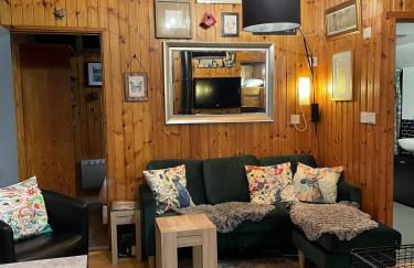 Belle 2 bedroom log cabin with hot tub, forest and loch - Foto 16