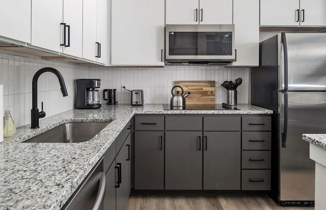 Spacious 2BD With Private Balcony and Free Parking - Foto 51