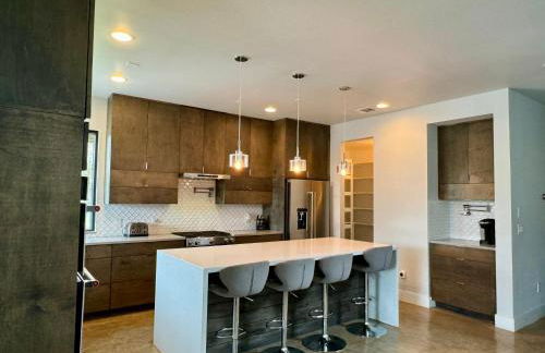 Upscale Modern Hill Country Home! Has it ALL! - Foto 23