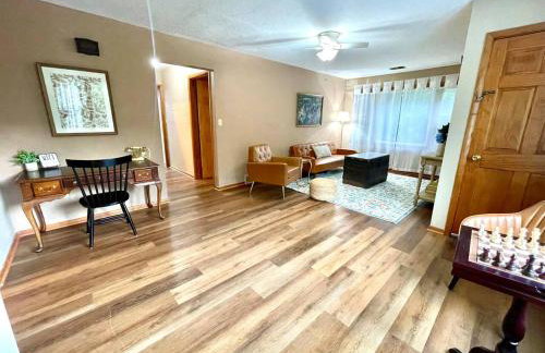 Vintage, Mid-Century Suite above Antique Store - Foto 17