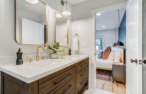 Secluded Westside Cottage - King Bed, Hot Tub, Views, Near Parks and Trails! - Foto 27