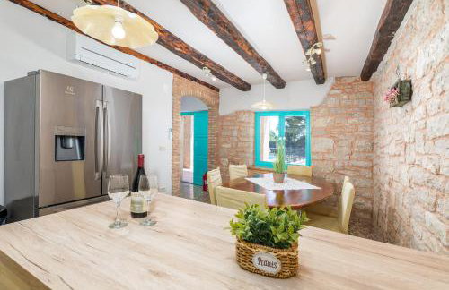 Lovely House Kristina with a pool - Photo 33