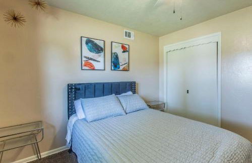 Spacious Home - Pet Friendly with Fenced Backyard - Foto 18